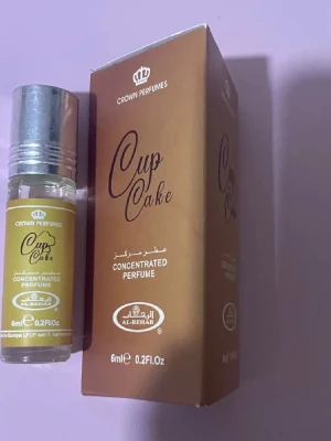 Cup Cake parfym från Al-Rehab - Cup Cake från Al-Rehab är en koncentrerad parfymolja i en liten glasflaska med silverfärgat skruvlock. Doften kommer i en brun kartong med elegant text. Flaskan rymmer 6 ml och har en smidig roll-on applikator.