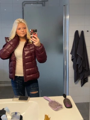 Vinröd jacka  - Säljer en vinröd puffjacka som är perfekt nu till våren. Den håller än inte super varm vilket gör att den passar perfekt nu till lite halv varma dagar. Bild från min tiktok. Leahenholm . 