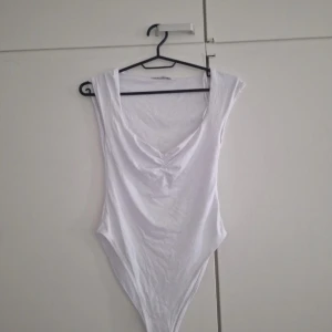 Vit body från Zara - Festligare vit body från zara. Tror inte den säljs men den är inte så jätte gammal och varsamt använd. Har haft på mig ca 4 ggr. Den är i ett skönt material och sitter bra på kroppen stl:S
