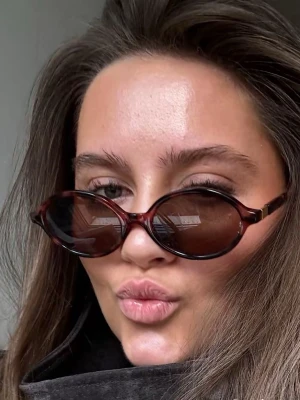 Ovala solglasögon  - Helt nya med prislapp kvar! 