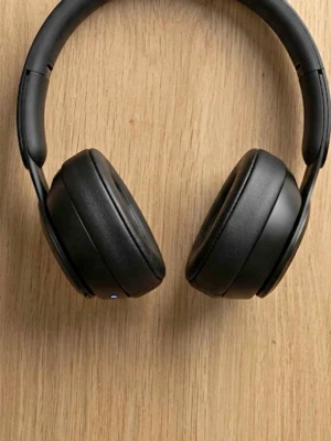 Svarta over-ear hörlurar Beats - Snygga svarta over-ear hörlurar från Beats med vadderade kåpor och justerbart huvudband. Hörlurarna har en stilren design i matt plast och konstläder, samt är hopfällbara för enkel transport. Perfekta för musik, gaming eller poddar.