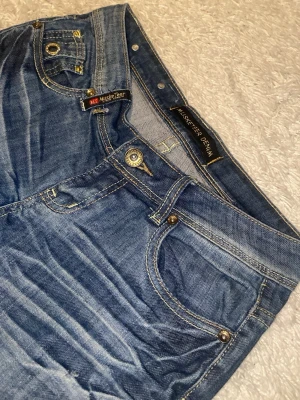 Unika jeans! - Jeans med coola bakfickor från Musketeer Denim, bra skick men tyvärr för små för mig💔 Ganska korta i modellen 