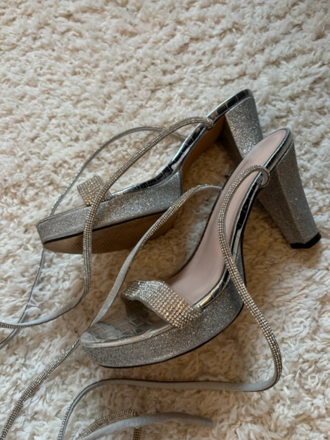 Silvriga glitterpumps med remmar - 1