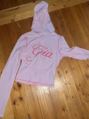 Ljusrosa loungewear-set med huva - Säkjer detta sett me både byxor å tröja i ett å samma. Använt endast 1 gång.