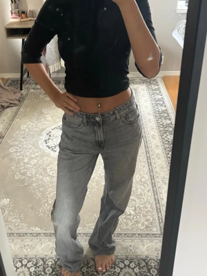 Gråa jeans från Strandinavius  - Jag säljer ett par jätte nice jeans ifrån Strandinavius som jag köpte förra året, tyvärr har dem ej kommit till sån stor användning. Jätte bra skick då jag använt dom ett få tal gånger.🌸🥹😁