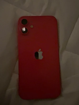 iphone 12 mini - Säljer en Iphone 12 mini utan repor eller sprickor. Har alltid funkat felfritt under min användning och batteriet har alltid varit levande från morgon till kväll, så ja den dör inte på en hel dag och funkar helt galant.