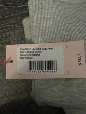 Grå mjukisbyxor från Nelly - Säljer ett par gråmelerade mjukisbyxor från Nelly med låg midja och bred ribbad mudd i midjan. Byxorna är i mjukt och stretchigt material, perfekta för chill dagar. Enkel och stilren design som passar till det mesta. Helt oanvända, pris kan diskuteras💕