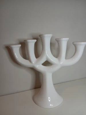 kandelaber är från Guldkroken i Hjo - Jag har andra ifrån Guldkroken, kolla gärna in dem!!   Denna vitglaserade kandelaber är från Guldkroken i Hjo och är formgiven av Märta Grunditz. Femarmad ljusstake i keramik. Se bilder för egen bedömning av skick.   #VintageCeramics #SwedishDesign #Candelabra #CandleHolder #MidCenturyModern #RetroHome #Vintage #samlare #Inredningsdetaljer #Loppisfynd #SecondHandSverige #VintageInredning #Ljusstake #VitKeramik #Mysbelysning #keramik #Guldkroken #GuldkrokenHjo #MärtaGrunditz #SvenskDesign #RetroK