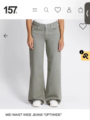 Grå wide leg jeans från 157 - Snygga grå jeans med midja i normalhöjd och riktigt breda ben. Klassisk femficksmodell med knapp och dragkedja framtill. Perfekta för dig som gillar en avslappnad och trendig look.