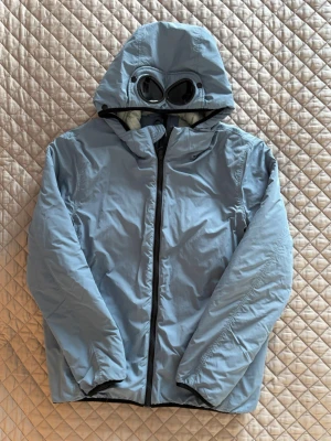 C.P company jacka - Säljer nu denna blåa puffer jacka från C.P company, riktigt fet! | Bra skick, bedöm utifrån bilder. | Storlek S. | Passar både till vinter, vår och höst. Köpt på nk av min kusin som jag fick den av. Saknar clg koden men är äkta