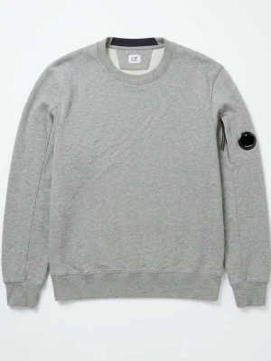 Grå sweatshirt från C.P. Company - Snygg grå sweatshirt från C.P. Company med rund halsringning och ribbade muddar. Tröjan har en ikonisk linsdetalj på ärmen och är tillverkad i mjuk bomullsblandning för maximal komfort. Perfekt för en avslappnad och stilren look.