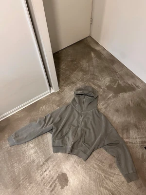 Entire Studios Zip Up - Säljer en Entire Studios hoodie som är i jättebra skick. Hoodie är gråa. Om du har frågor eller är interesserad skicka mig