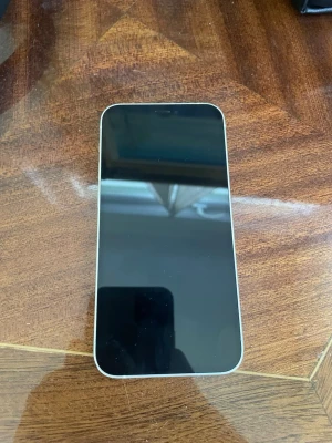 Vit iPhone 12 mini - Säljer en vit iPhone 12 mini i mycket fint skick. Telefonen är fullt fungerande och har inga skador, sprickor eller repor. Den har 128 GB lagringsutrymme och, perfekt för dig som vill ha en kraftfull men kompakt mobil.  