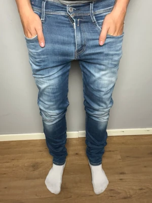 Blå replay anbass jeans - Säljer ett par blå slim fit jeans med snygg fade. Skickar snabbt efter att du har beställt. Frågor? Skicka ett meddelande😁