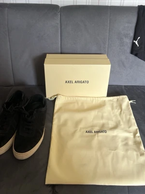  Svarta Axel arigato skor  - Säljer mina svarta mocka skor ifrån Axel arigato eftersom att de har blivit för små för mig. Skorna kommer med original förpackning och en dustbag där du kan förvara dem i. Skorna är i bra skicka men har små tecken på användning. Hör av dig vid någon fråga eller fundering!🤗