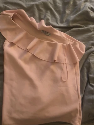 Ljusrosa offshoulder topp med volang - Säljer en ljusrosa offshoulder topp från stradivarius!!