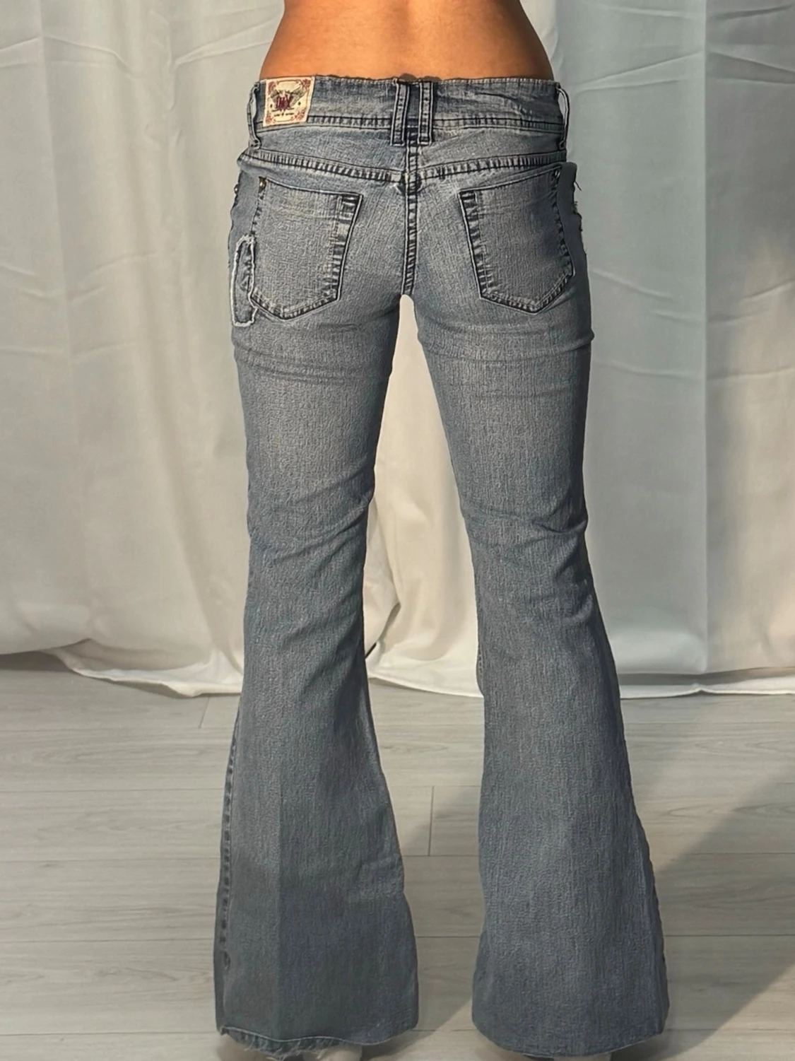 Low bootcut jeans med slitningar  - 2