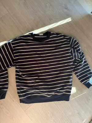 Randig tröja - Jättefin randig sweatshirt från Zaras barnkollektion i storlek 164