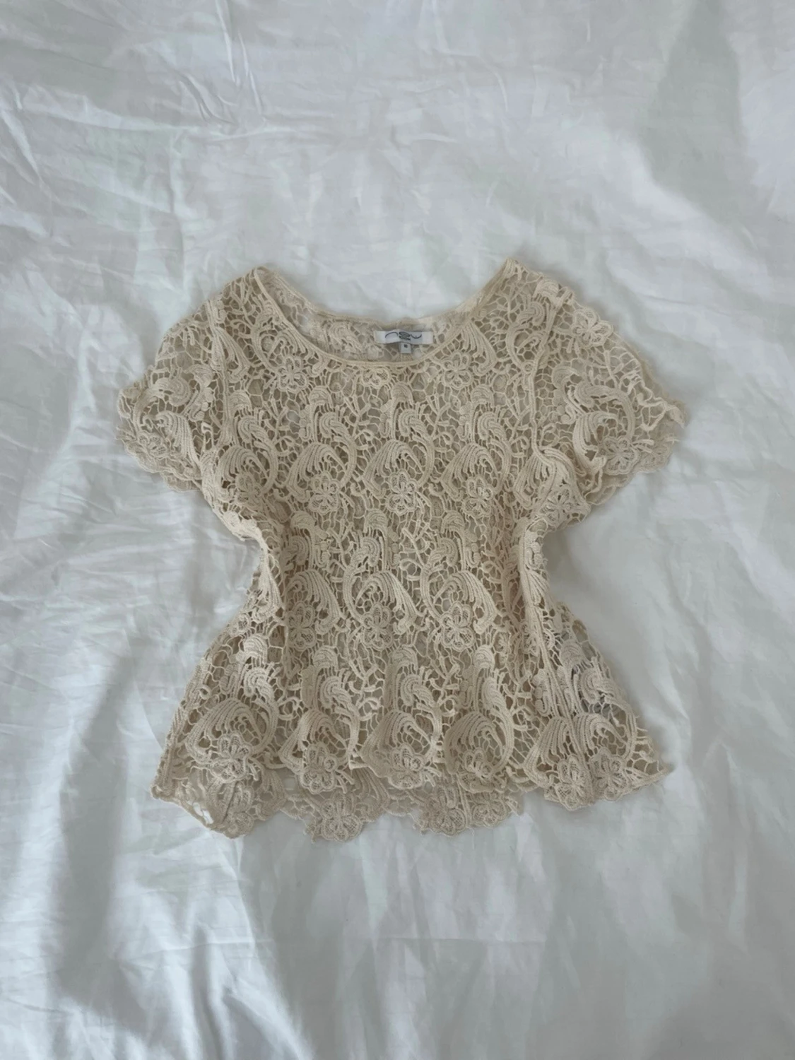 Beige spetsblus med volang