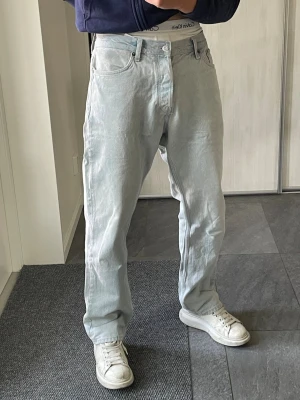 Weekday space jeans - Säljer ett par ljusblå jeans med rak passform och klassisk femficksdesign. Jeansen har normal midja och är tillverkade i denim. Modellen är från Weekday och heter Space. En mycket populär byxa som knappt är använd. Nypriset är runt 600-800