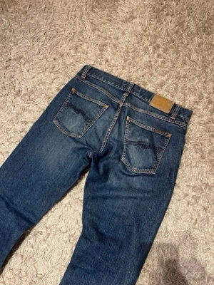 Nudie jeans steady eddie  - Nudie jeans modell steafy eddie. Slim fit med en najs fade och snygga slitningar. Mycket bra skick, inga märkvärdiga defekter. Storlek W31. Postas samma dag slm köp eller dagen därpå 🙌💯