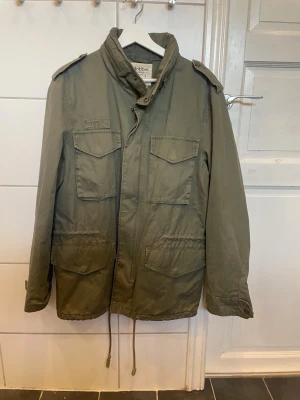 Dobber fieldjacket - Säljer en mörkgrön jacka från Dobber som passar riktigt bra året om😁.       Strl: M      Pris: 249kr.      Skriv privat vid minsta fundering🤩