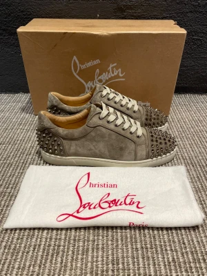 Christian Louboutin skor  - Hej, säljer nu dessa svin snygga Christian Louboutin skor. Skorna är i grymt skick!  Begränsat antal boxar och dustbag. Hör av dig vid frågor.