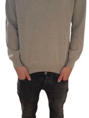 Oscar Jacobson  - En stilren beige tröja med rund hals och långa ärmar. Tröjan är enkel och passar perfekt till jeans eller andra byxor. Tillverkad i mjukt material som känns skönt mot huden. Ribbstickade muddar vid ärmslut och nederkant för en clean look.