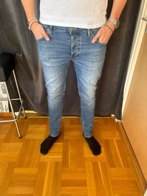 Blå slim fit jeans herr - Säljer ett par ljusblå slim fit jeans från Neuw. Jeansen har en snygg tvättad look och smal passform hela vägen ner.