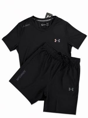 Svart träningsset från Under Armour - Säljer ett svart träningsset från Under Armour med t-shirt och shorts. Setet har diskreta loggor på både tröja och byxa samt tryckt text på shortsen. Tillverkat i ett lätt och snabbtorkande material som passar perfekt för träning och sport.