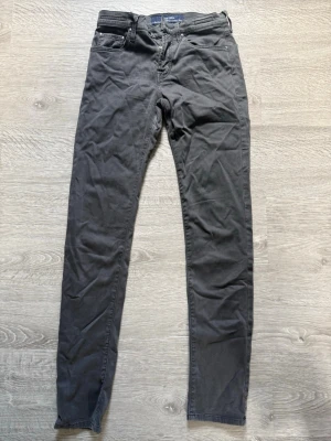 Svarta slim fit jeans från Jacob cohën - Snygga svarta slim fit jeans från Jacob cohën