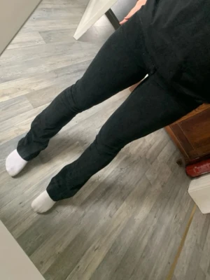 Svarta skinny jeans ltb W26 L32  - Säljer ett par svarta skinny jeans  som sitter tight. Perfekta till en avslappnad och trendig look. Passar dig som gillar en smal siluett och vill ha bekväma jeans. Är inte i stretch material. Är slitna längst ner vid benen och är även lite urtvättad. Ser skinny ut på men mer raka när inte på beror på vilken storlek man har. Tycker att de är lite trånga. 