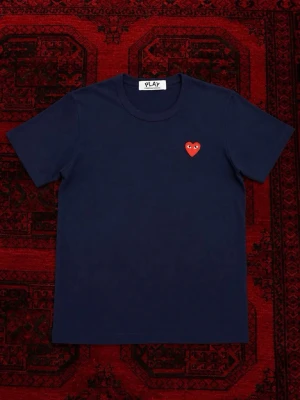 CDG PLAY t-shirt - Snygg  marinblå cdg play t-shirt som är perfekt för sommaren och sommar outfits. | Skick 10/10 etiketten och påsen finns kvar och följer med | Storlek EU S | Längd : 64 cm | bredd 43 cm |  pris går att diskutera vid snabbaffär / bundle köp 🔥💯