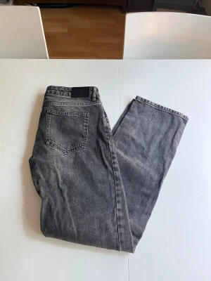 Raka grå/svarta jeans - Ett par jättefina raka jeans från Nelly. I storlek 38. Så typ helt nya💕