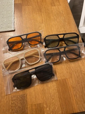 Solglasögon  - 5 par snygga solglasögon för ett bra pris, aldrig använda, fint skick och fungerar utmärkt, kan köpas flera vid ett köp eller styckvis. Genomskinligt 🫙, vita/beige⚪️, orange 🍊, gröna🍀 och svarta 🕶️