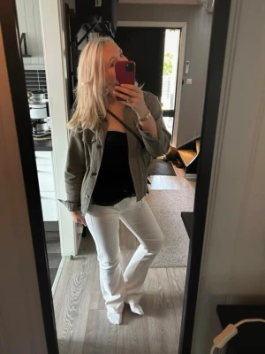 Vita bootcut jeans med låg midja - Snygga vita bootcut jeans med låg midja och klassiska fem fickor. Dom är i storlek M men funkar jätte bra som storlek S. Jag är ca 168cm och dom är jätte bra i längden! Dom är i super bra skick ändast lite defekter nere vid kanten på byxorna (se bild 3) säljer för att de inte används längre!🌸