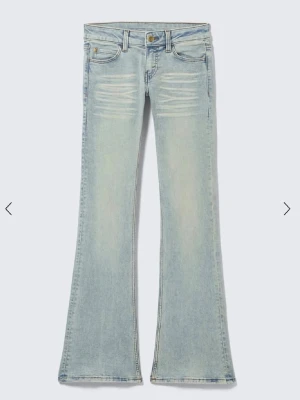Ljusblå bootcut jeans med slitningar - Säljer dom pga att dom inte kommer till användning och är stora är midjan stl 32/32 pris kan distribueras vid snabba affär 