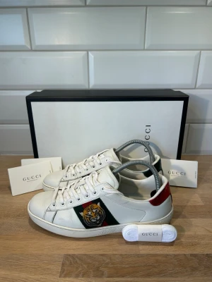 Gucci Ace Tiger - Gucci Ace i mycket bra skick, liten röd missfärgning på ena skon | Storlek: 40 kan passa 41 | Ingår: Box, snören och kort | Vid frågor eller diskussion om pris är det bara att skriva✍🏼| Frakt inom 48h📦