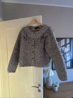 Blommig tygjacka  - Jättefin tygjacka med blommigt mönster. Jätte bra skick. En liten fläck på insidan (syns på bild 4) men är inget som syns utanpå!