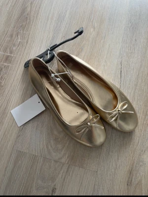 guldiga ballerinaskor  - Jättefina storlek 36