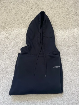 Junkyard hoodie för fint pris - Storlek S, har använts 2-3 GGR. Säljes då den var för stor. Fint tryck på baksidan. Löp o köp! Riktigt bra pris. Nypris: 600kr, mitt pris: 250kr