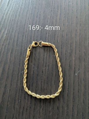 Guldpläterad rostfritt stål armband unisex - Snyggt guldfärgat armband med tvinnad kedja och karbinlås. Armbandet är 4mm brett och har en stilren, klassisk design som passar perfekt till din vardagsstil. Materialet är metall med guldfinish.