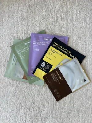 K-Beauty 5x Sheet Mask Bundle - Favourites 🫶🏽 -  5 st K-beauty ansiktsmasker med några av de mest populära maskerna inom koreansk hudvård. Perfekt för dig som vill testa olika favoriter och hitta nya favoriter för din hudvårdsrutin.  Innehåller: * 1x Dr. Althea Oasis Soothing Mask * 1x Biodance Refreshing Sea Kelp Real Deep Mask * 1x Biodance Caviar PDRN Real Deep Mask * 1x COSRX Advanced Snail Mucin Glass Glow Hydrogel Mask * 1x Medicube Deep Peptide Radianc