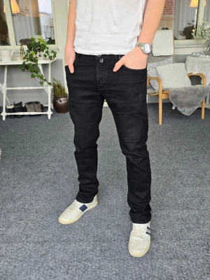 Jacob Cohën jeans - Snygga svarta Jacob Cohën jean i storlek 32/32. Superbilligt pris då de nya brukar kosta runt 5000 kr. Mycket bra skick! Skriv om du har några frågor. 🤩