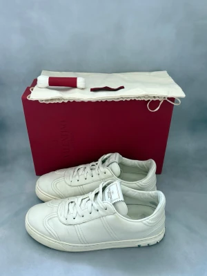 Vita valentino Flycrews | 38 - Vita Valentino Flycrews | Storlek - 38 | Skick - 8.5/10, mycket bra | Alla nitar kvar | Box, dustbag samt extra snören medföljer | Äkta | Hör av er vid frågor 