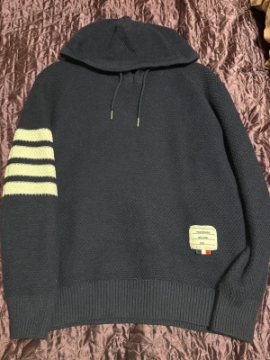 Svart hoodie från Thom Browne med ränder - Några flisor av katten så ni vet 