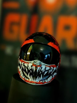 Venom helmet speciale, helt ny XL 61-62cm - Aggressiv design med mörkt visir och avtagbar frontmask.  Hjälmen ger en rå “combat / streetfighter” look samtidigt som den är bekväm och byggd för riktig körning.  Perfekt till Harley-Davidson, streetfighter, custom, CBR, Ninja   ✅ ECE / E24-godkänd för vägbruk ✅ Avtagbar mask/front ✅ Mörkt eller silvervisir ✅ Kraftig ABS-skal konstruktion ✅ EPS stötdämpande lager ✅ Ventilerande Bekväm quick-dry innerliner  Hjälmen har flerskikts-skydd med slitstarkt ABS-ytterskal och EPS high-density skydd