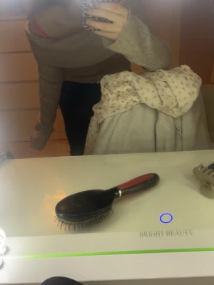 Ljusgrå off shoulder stickad tröja - Trendig ljusgrå stickad tröja med bred off shoulder-krage och ribbad struktur. Långa ärmar och croppad passform ger en modern look. Perfekt att matcha med jeans eller kjol för en avslappnad men snygg stil.