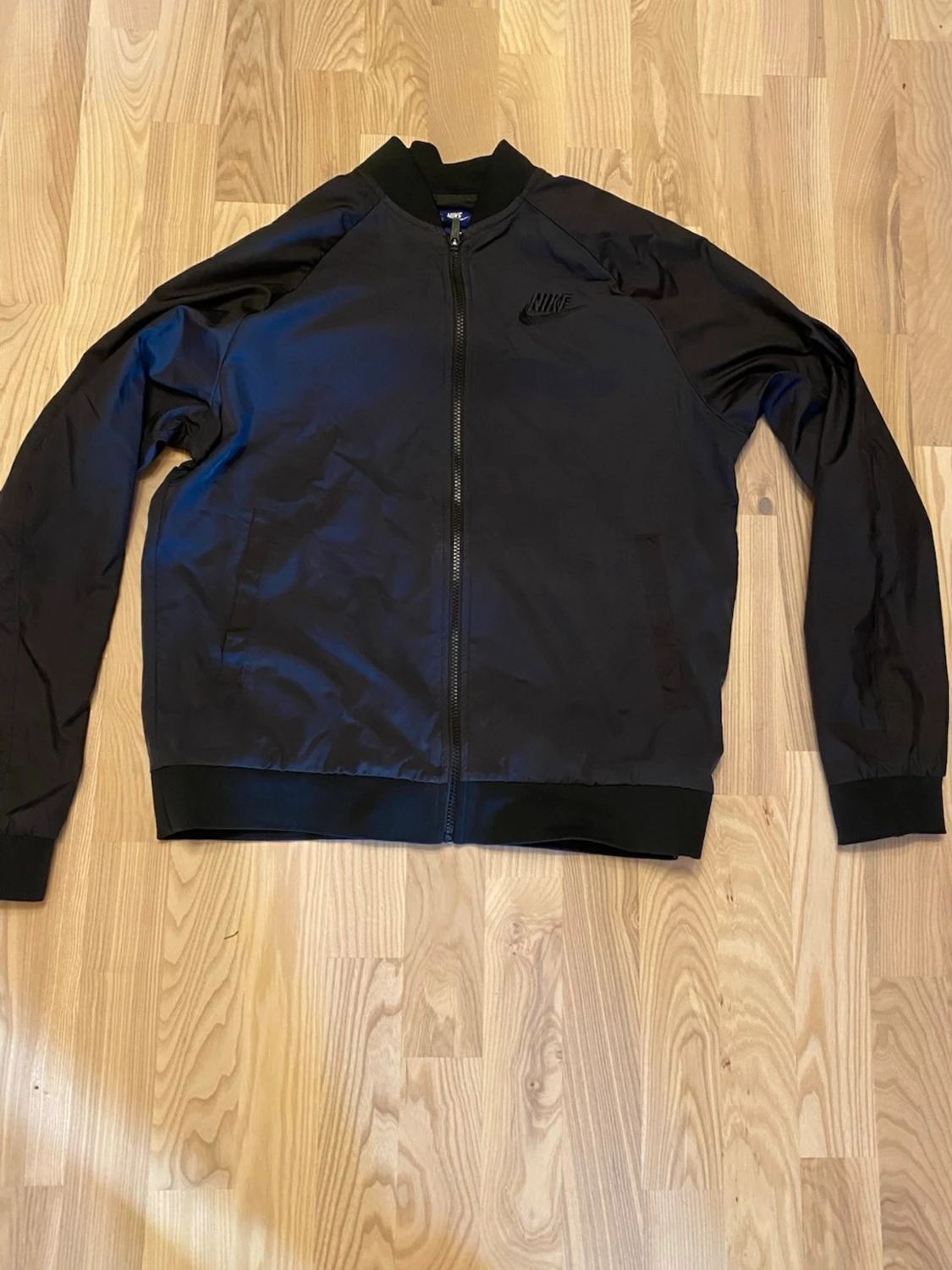 Svart bomberjacka från Nike