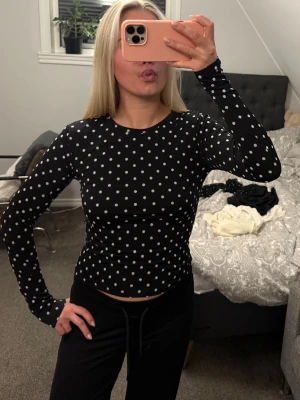 Prickig långärmad  - Säljer prickig långärmad som är helt ny med lappen kvar☺️Köpt från Gina tricot!!